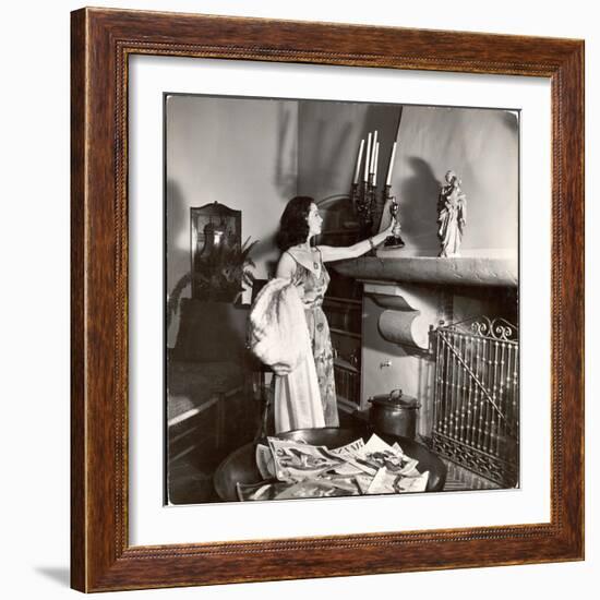 Vivien Leigh Placing Her Oscar on Her Mantelpiece at Home-Peter Stackpole-Framed Photographic Print