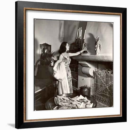 Vivien Leigh Placing Her Oscar on Her Mantelpiece at Home-Peter Stackpole-Framed Photographic Print