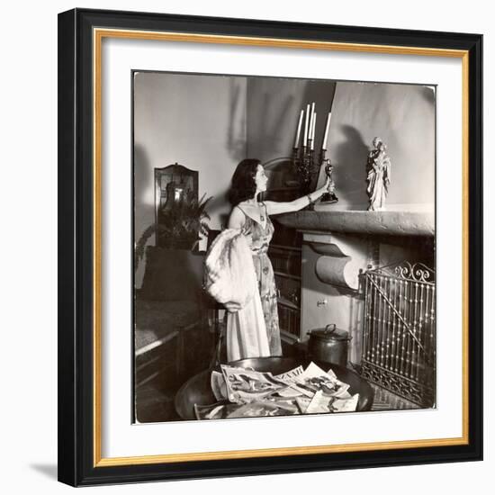 Vivien Leigh Placing Her Oscar on Her Mantelpiece at Home-Peter Stackpole-Framed Photographic Print