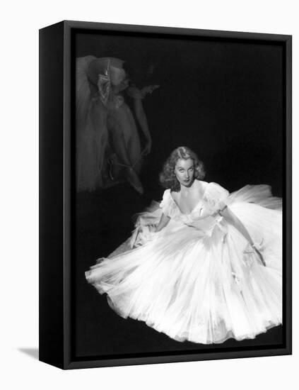 Vivien Leigh, Waterloo Bridge, 1940-null-Framed Premier Image Canvas