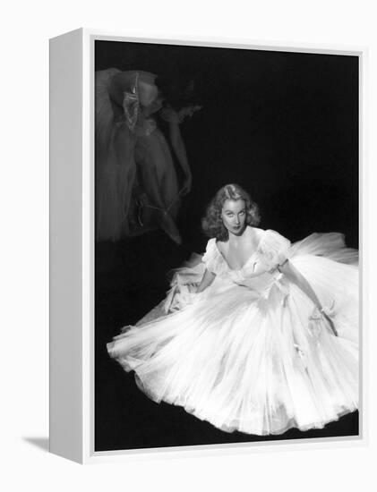 Vivien Leigh, Waterloo Bridge, 1940-null-Framed Premier Image Canvas