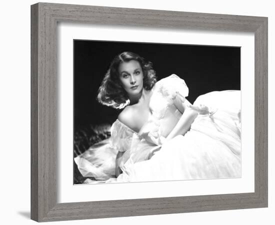 Vivien Leigh, Waterloo Bridge, 1940-null-Framed Photographic Print