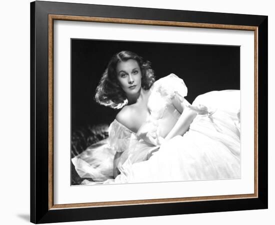 Vivien Leigh, Waterloo Bridge, 1940-null-Framed Photographic Print