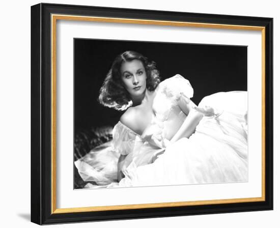 Vivien Leigh, Waterloo Bridge, 1940-null-Framed Photographic Print