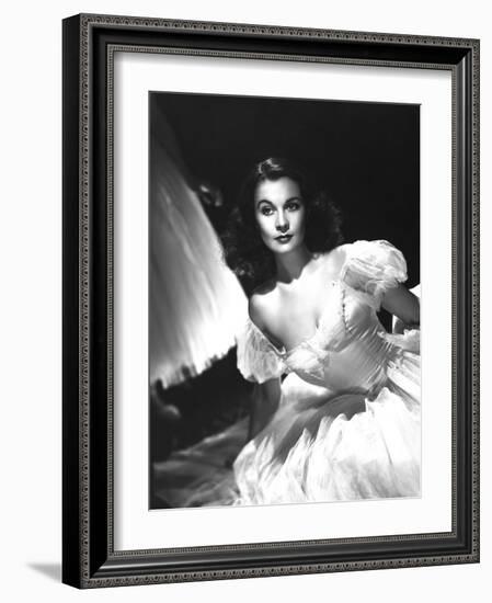 Vivien Leigh, Waterloo Bridge, 1940-null-Framed Photographic Print