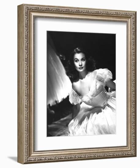 Vivien Leigh, Waterloo Bridge, 1940-null-Framed Photographic Print