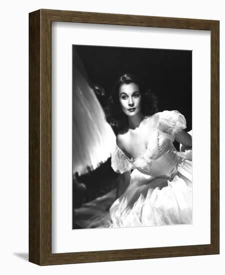 Vivien Leigh, Waterloo Bridge, 1940-null-Framed Photographic Print