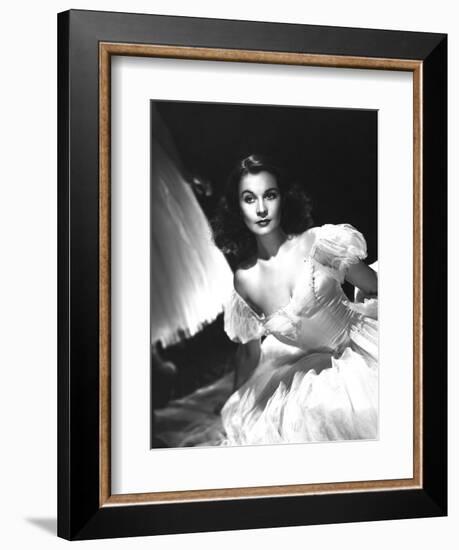 Vivien Leigh, Waterloo Bridge, 1940-null-Framed Photographic Print