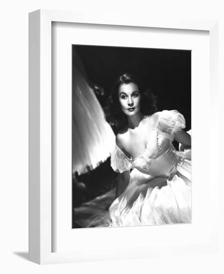 Vivien Leigh, Waterloo Bridge, 1940-null-Framed Photographic Print