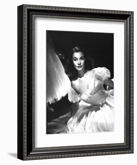 Vivien Leigh, Waterloo Bridge, 1940-null-Framed Photographic Print