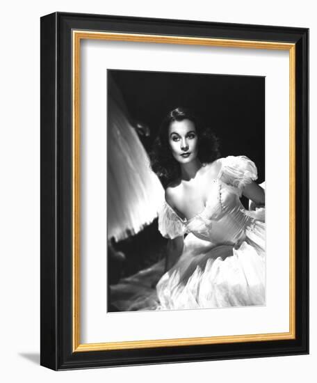 Vivien Leigh, Waterloo Bridge, 1940-null-Framed Photographic Print