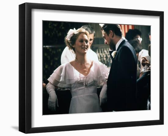 Voyage au bout by l'enfer THE DEER HUNTER by Michael Cimino with Meryl Streep and Robert by Niro, 1-null-Framed Photo