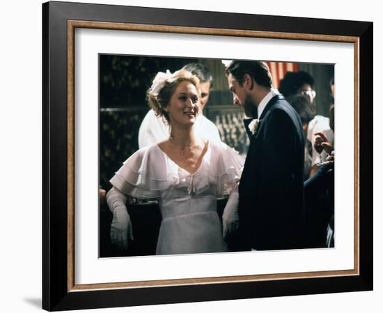 Voyage au bout by l'enfer THE DEER HUNTER by Michael Cimino with Meryl Streep and Robert by Niro, 1-null-Framed Photo