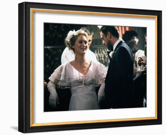 Voyage au bout by l'enfer THE DEER HUNTER by Michael Cimino with Meryl Streep and Robert by Niro, 1-null-Framed Photo