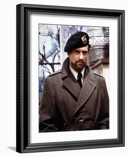 Voyage au bout by l'enfer THE DEER HUNTER by MichaelCimino with Robert by Niro, 1978 (photo)-null-Framed Photo