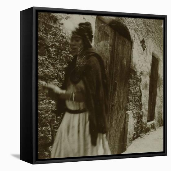 Voyage en Algérie : Femme marchant dans une rue à Biskra-Henri Jacques Edouard Evenepoel-Framed Premier Image Canvas