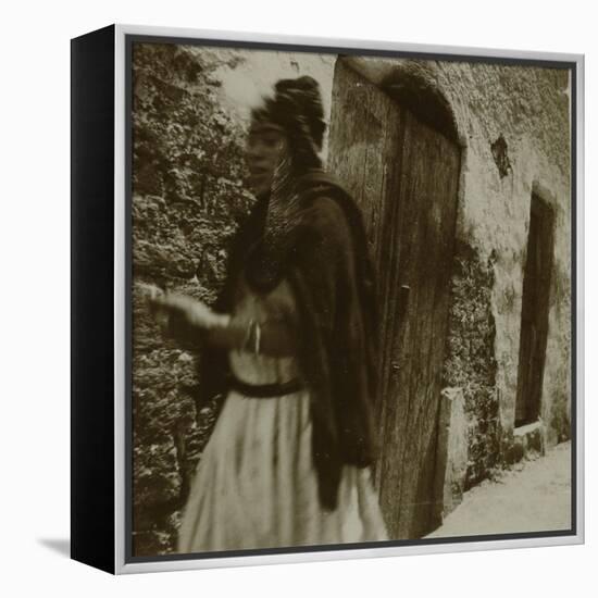 Voyage en Algérie : Femme marchant dans une rue à Biskra-Henri Jacques Edouard Evenepoel-Framed Premier Image Canvas