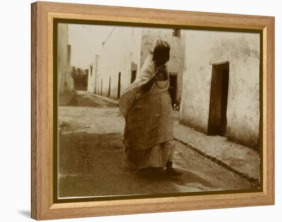 Voyage en Algérie : femme marchant dans une rue de Biskra-Henri Jacques Edouard Evenepoel-Framed Premier Image Canvas