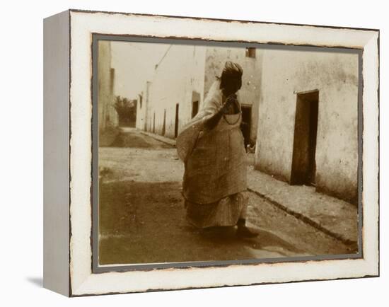 Voyage en Algérie : femme marchant dans une rue de Biskra-Henri Jacques Edouard Evenepoel-Framed Premier Image Canvas