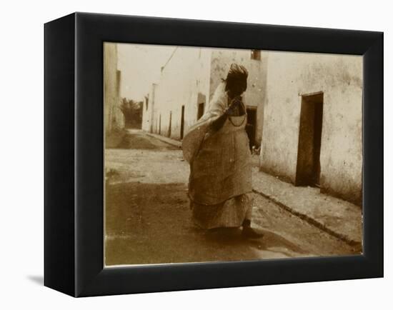 Voyage en Algérie : femme marchant dans une rue de Biskra-Henri Jacques Edouard Evenepoel-Framed Premier Image Canvas