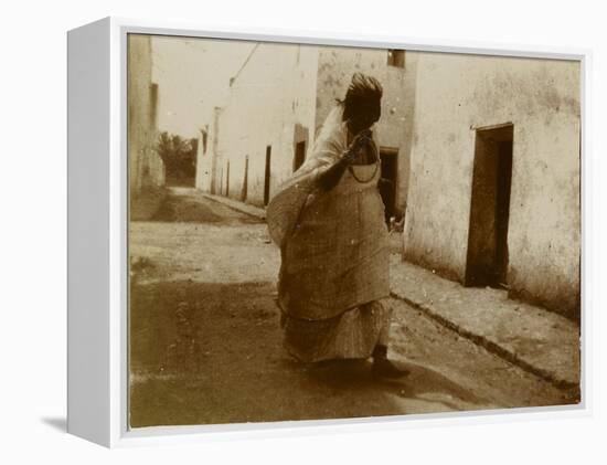 Voyage en Algérie : femme marchant dans une rue de Biskra-Henri Jacques Edouard Evenepoel-Framed Premier Image Canvas