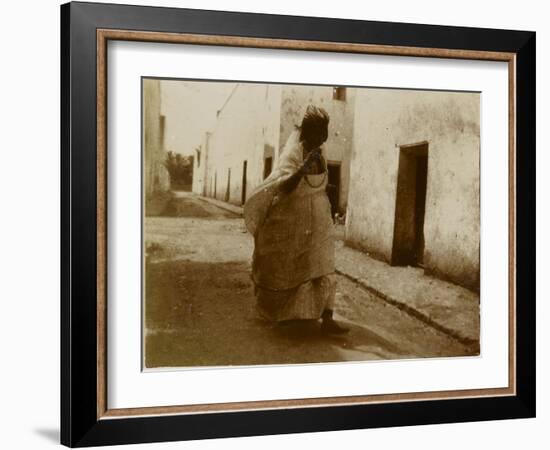 Voyage en Algérie : femme marchant dans une rue de Biskra-Henri Jacques Edouard Evenepoel-Framed Giclee Print