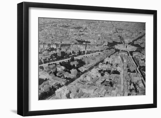 Vue aérienne de Paris prise depuis un ballon-null-Framed Giclee Print