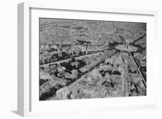 Vue aérienne de Paris prise depuis un ballon-null-Framed Giclee Print