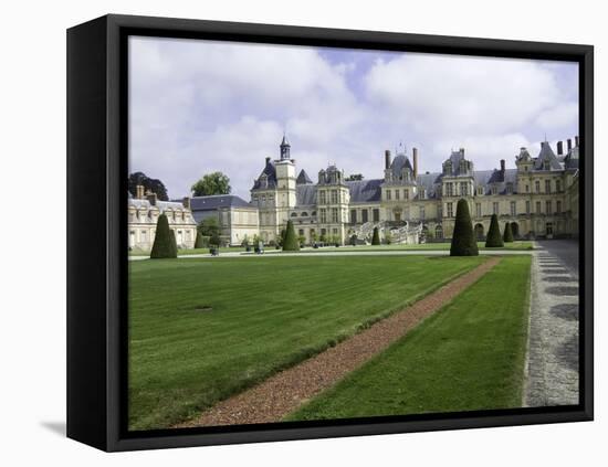 Vue ded la façade principale et la Cour du Cheval Blanc-null-Framed Premier Image Canvas