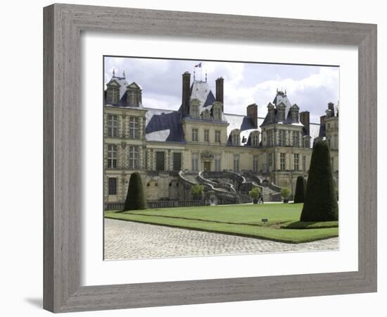 Vue ded la façade principale et la Cour du Cheval Blanc-null-Framed Giclee Print