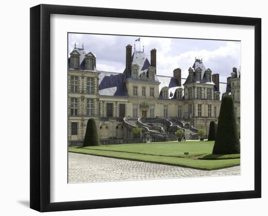 Vue ded la façade principale et la Cour du Cheval Blanc-null-Framed Giclee Print