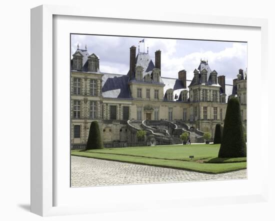 Vue ded la façade principale et la Cour du Cheval Blanc-null-Framed Giclee Print