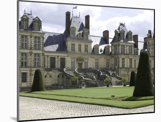 Vue ded la façade principale et la Cour du Cheval Blanc-null-Mounted Giclee Print