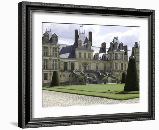 Vue ded la façade principale et la Cour du Cheval Blanc-null-Framed Giclee Print