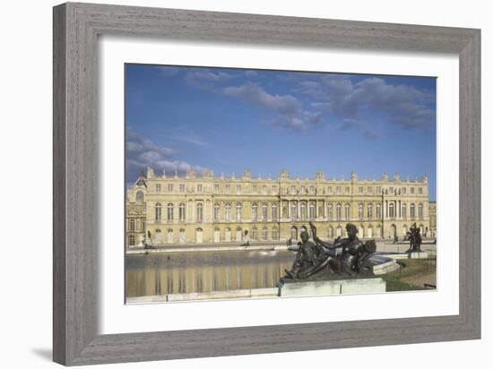 Vue du château de Versailles côté parc (corps principal)-null-Framed Giclee Print