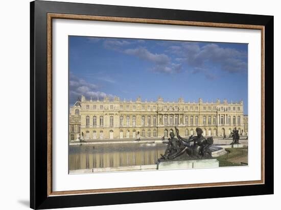 Vue du château de Versailles côté parc (corps principal)-null-Framed Giclee Print