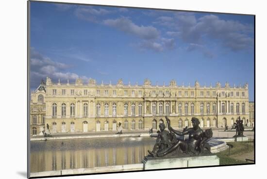 Vue du château de Versailles côté parc (corps principal)-null-Mounted Giclee Print