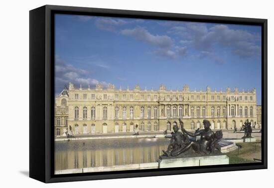 Vue du château de Versailles côté parc (corps principal)-null-Framed Premier Image Canvas