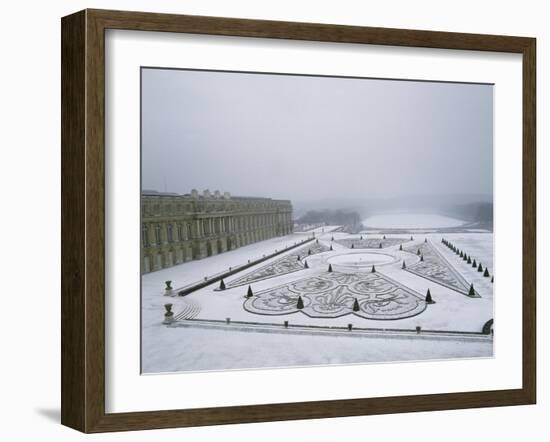 Vue du château de Versailles sous la neige côté parterre du Midi et de la p-null-Framed Giclee Print