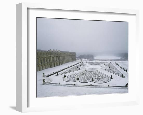 Vue du château de Versailles sous la neige côté parterre du Midi et de la p-null-Framed Giclee Print