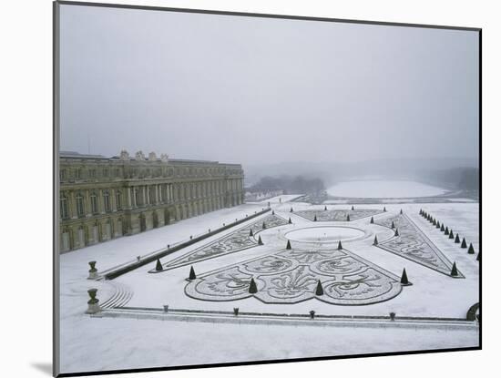 Vue du château de Versailles sous la neige côté parterre du Midi et de la p-null-Mounted Giclee Print