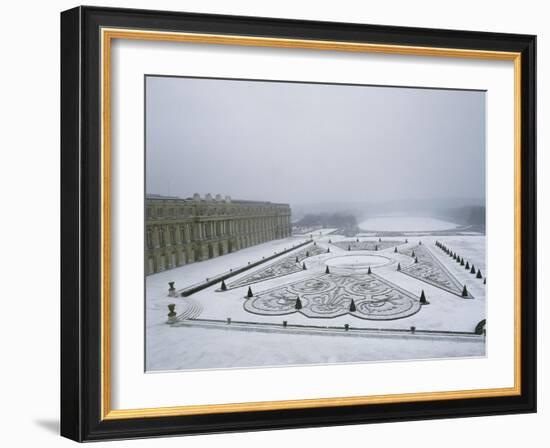 Vue du château de Versailles sous la neige côté parterre du Midi et de la p-null-Framed Giclee Print