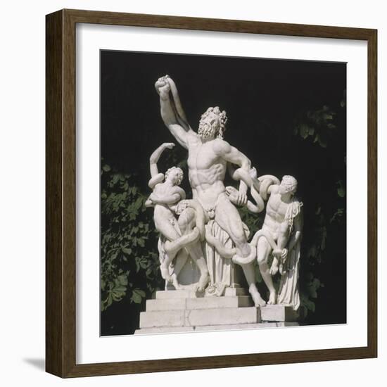 Vue du parc : statue: demi-lune du parterre de Latone côté nord : "Laocoon et ses fils étouffés-Jean-Baptiste Tuby-Framed Giclee Print