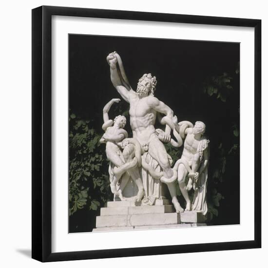 Vue du parc : statue: demi-lune du parterre de Latone côté nord : "Laocoon et ses fils étouffés-Jean-Baptiste Tuby-Framed Giclee Print