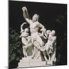 Vue du parc : statue: demi-lune du parterre de Latone côté nord : "Laocoon et ses fils étouffés-Jean-Baptiste Tuby-Mounted Giclee Print