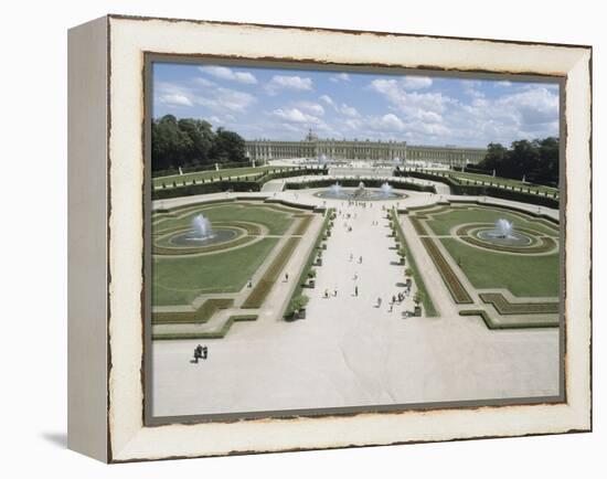 Vue du parc : vue perspective du parterre de Latone, prise de l'allée royale-null-Framed Premier Image Canvas