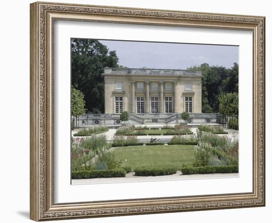 Vue extérieure du Petit Trianon : façade sud sur les parterres du jardin français-null-Framed Giclee Print