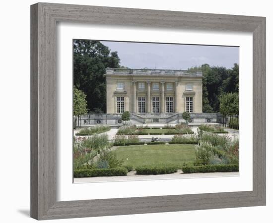 Vue extérieure du Petit Trianon : façade sud sur les parterres du jardin français-null-Framed Giclee Print