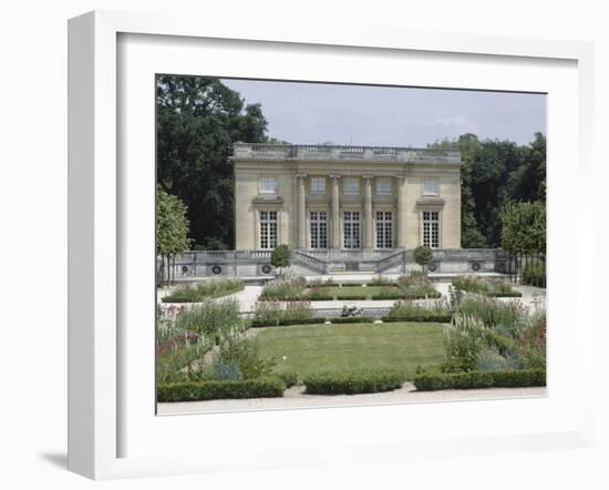 Vue extérieure du Petit Trianon : façade sud sur les parterres du jardin français-null-Framed Giclee Print