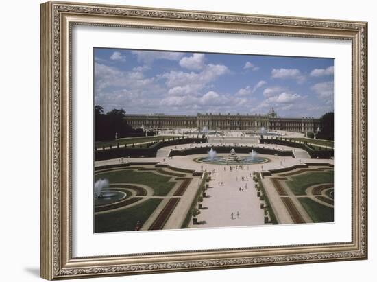 Vue extérieure et aérienne du château de Versail, côté jardins : château vu-null-Framed Giclee Print